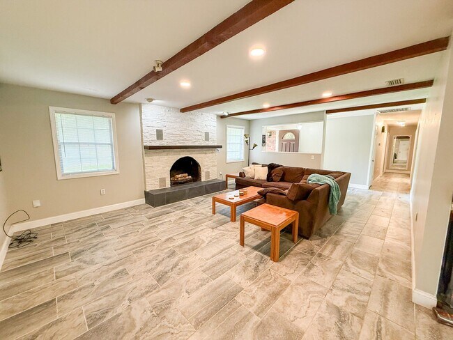 Building Photo - 305 NW 28th Terrace
