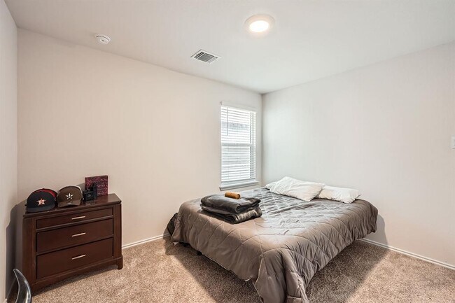 Building Photo - 190 Frogmore Lp