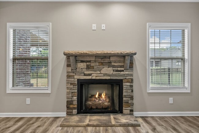 Building Photo - Pet Friendly Four Bedroom with Bonus!