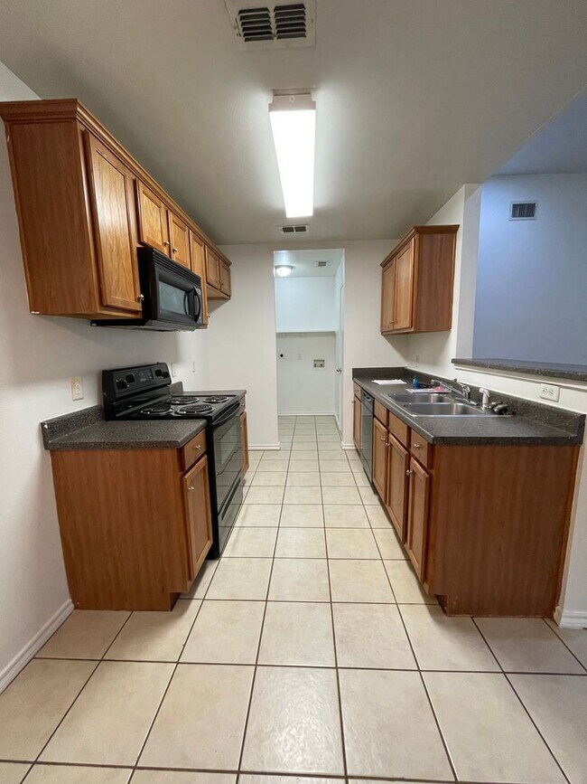 Building Photo - 3-bed/2-bath with Garage!