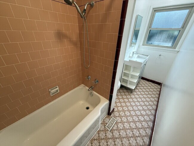 Building Photo - Charming 1-bed 1-bath apartment in Midtown!