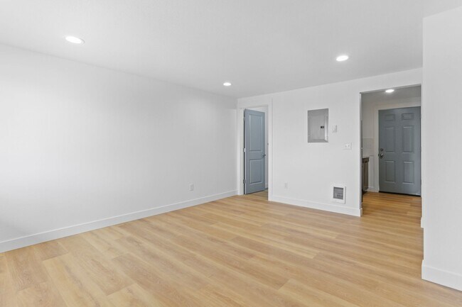 Building Photo - Freshly Remodeled Studio!