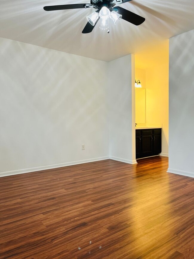 Building Photo - 2BR Townhome in N Raleigh