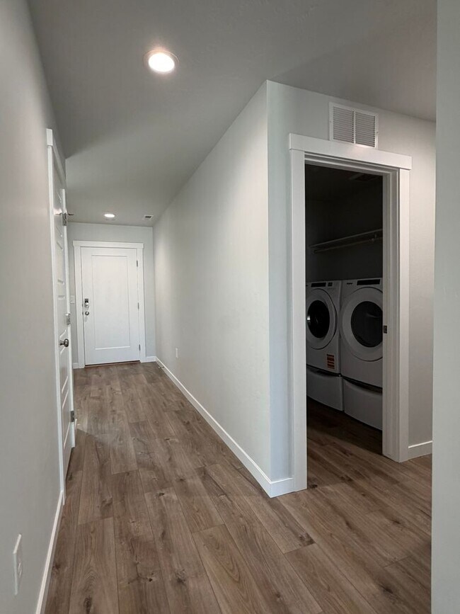 Building Photo - Brand new 3 bed 2 bath home with bonus roo...