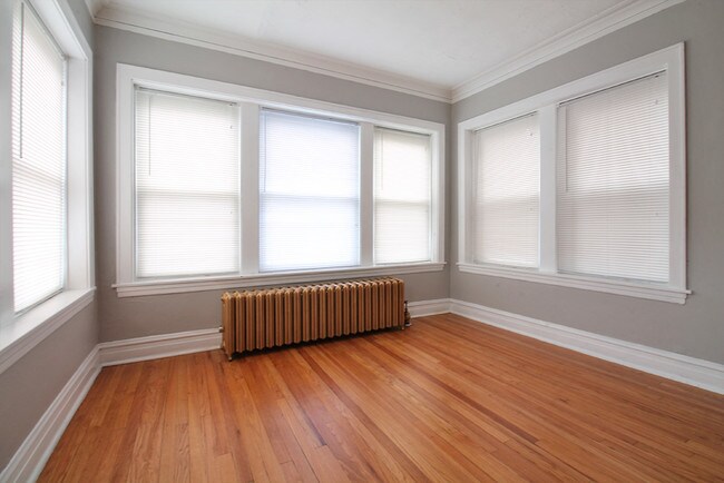 Building Photo - 321-323 N Austin Blvd