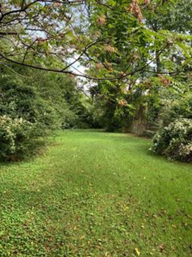 Building Photo - 2 bed house w Laundry, All electric, central HVAC, fenced yard, hardwoods