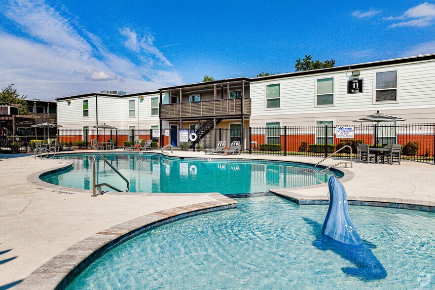 Primary Photo - Montabella at Oak Forest