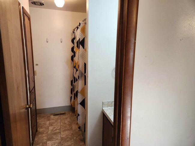 Building Photo - Spacious 2 Bedroom Logan Apartment for Rent