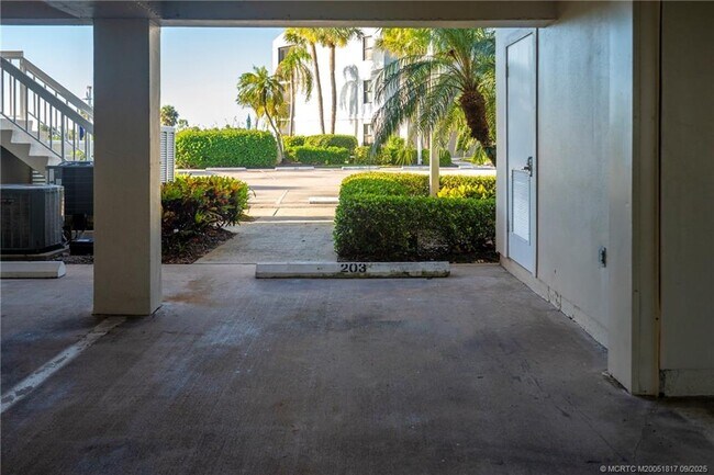 Building Photo - 10 NE Plantation Rd