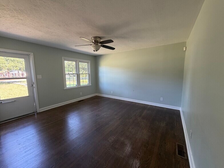 Building Photo - 127 Oak Circle Dr