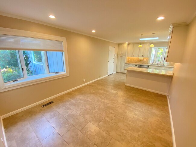 Building Photo - 3 Bed 2 Bath SIngle Family Home In Walnut Creek (Water, Garbage, Internet Are Included In The Rent)