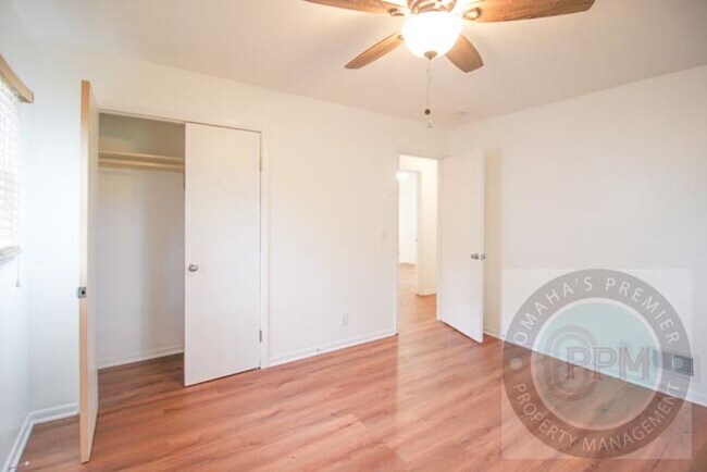 Building Photo - Spacious 3 Bedroom / 1 Bathroom Home in Be...