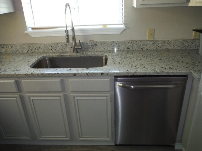 Building Photo - 816 E Texas St