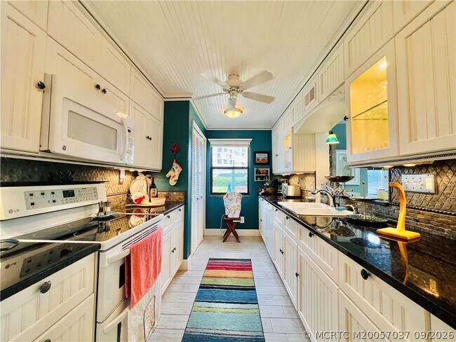 Building Photo - 10044 S Ocean Dr