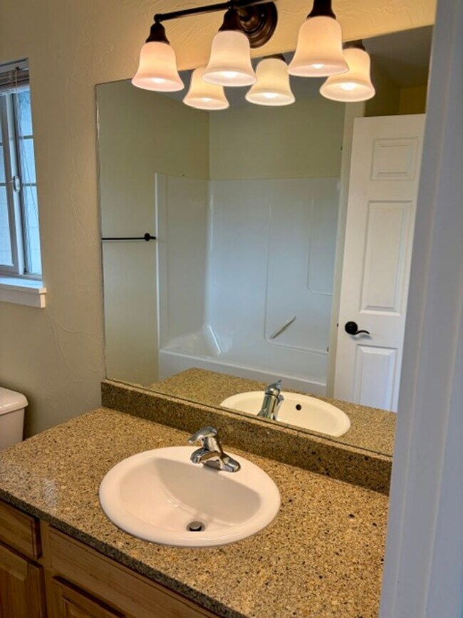 Building Photo - 3 Bedroom, 2.5 Bathroom Townhouse with Fireplace