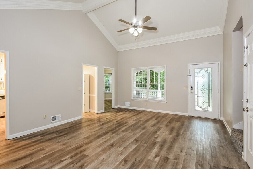 Building Photo - 1111 Realm Ln