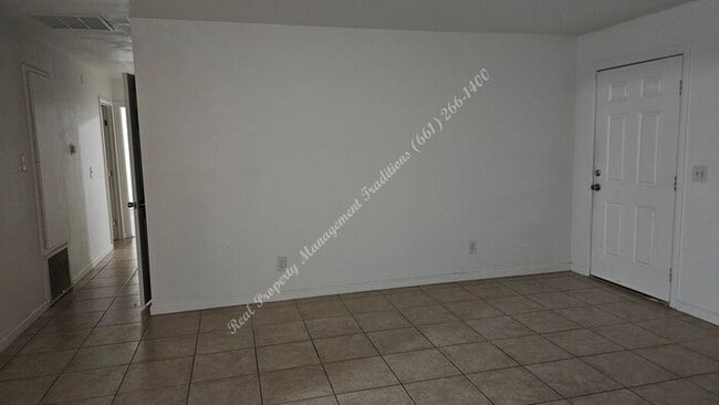 Building Photo - *** Please call us @ 661-266-1400 for information on availability, showings and applications proc...