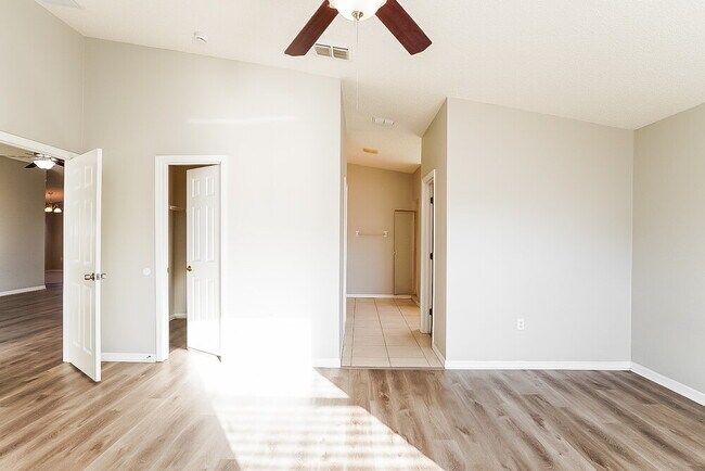 Building Photo - 827 Summer Glen Dr