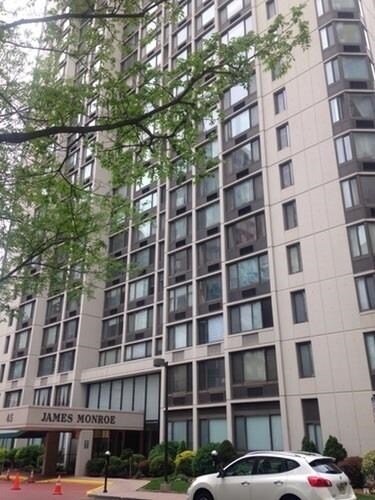 Building Photo - 45 River Dr