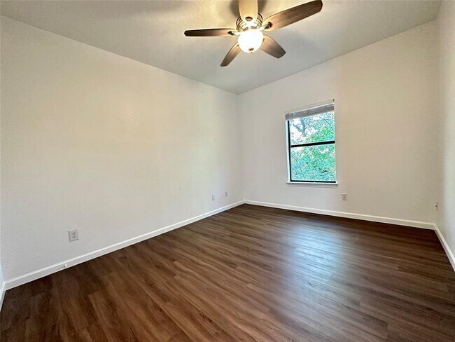 Building Photo - 4711 Spicewood Springs Rd