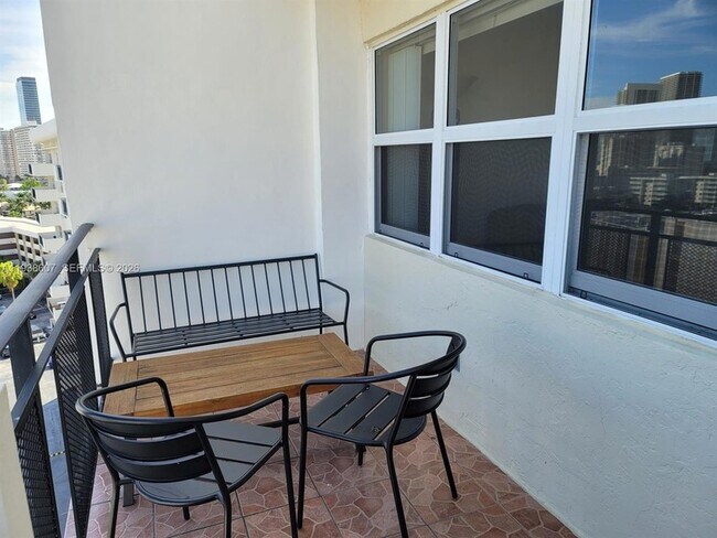 Building Photo - 401 Golden Isles Dr