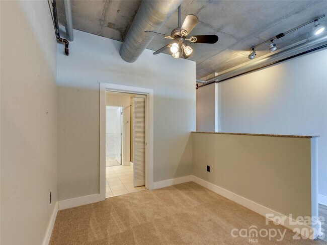 Building Photo - 505 E 6th St