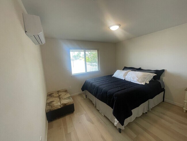 Building Photo - Fully Furnished 3 Bedroom/2 Bathroom