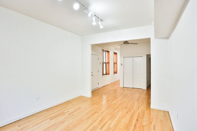 Building Photo - Nice Wicker Park 2 Bed. Big Bedrooms. All New. Close to the EL. Laundry. Free Internet. Patio Space.