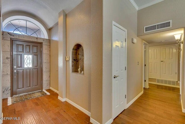 Building Photo - 1009 Sun Ridge Dr