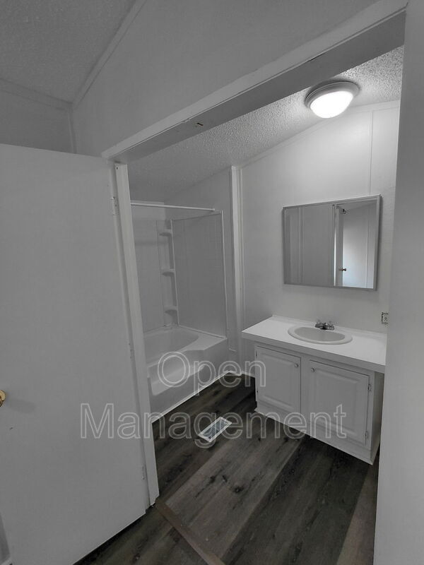 Building Photo - 301 Mantle Ave