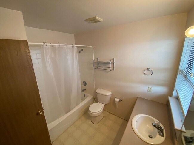 Building Photo - Top Corner, One Bedroom Apt in Bayfield
