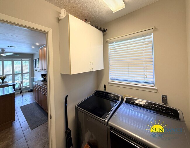 Building Photo - Stunning 5 Bedroom Home in Mary Esther with Beach Access, Pool and Solar Panels!
