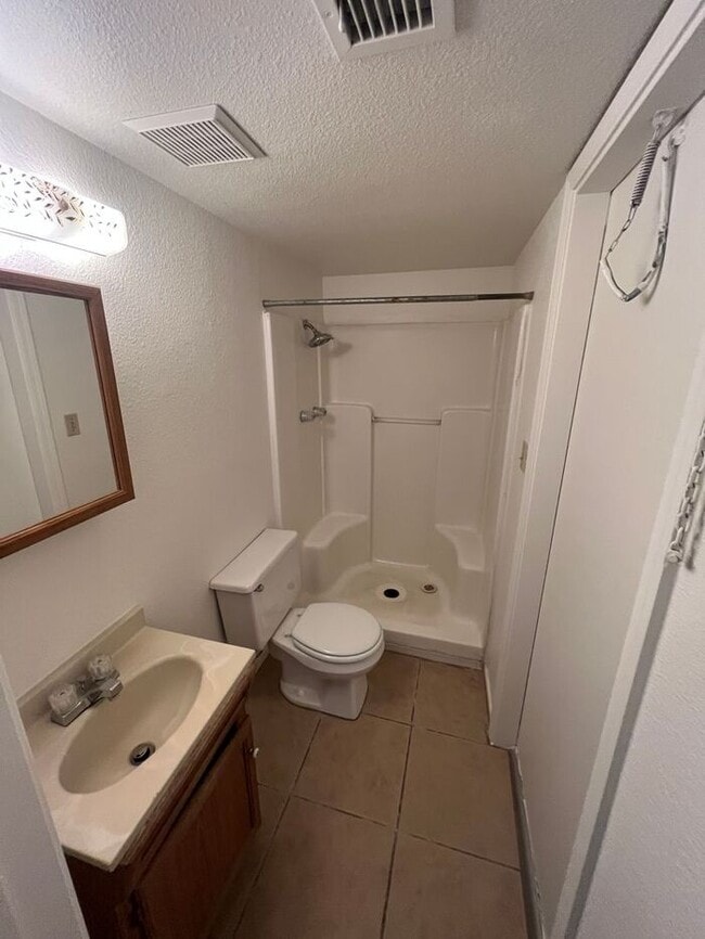 Building Photo - COMING SOON! 3 Bedroom/ 2 Bath with Conven...