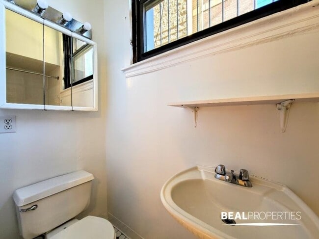 Building Photo - 0 bedroom in CHICAGO IL 60613
