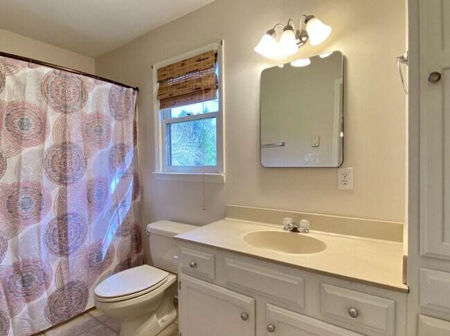 Building Photo - Beautiful Creekside Cottage in North Asheville