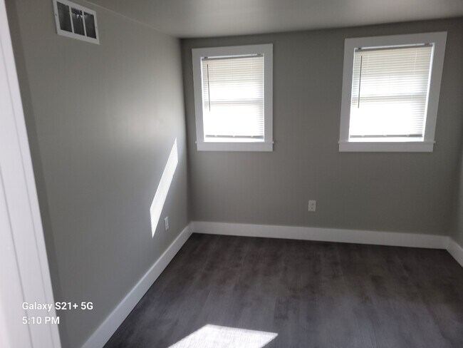 Building Photo - 109 Church St