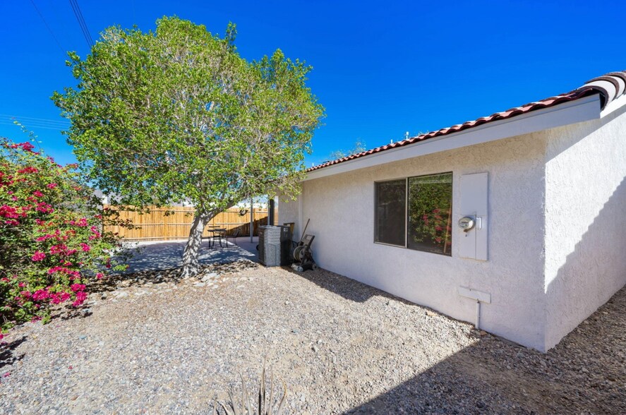 Building Photo - 53755 Avenida Diaz