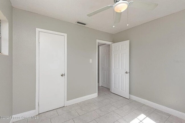 Building Photo - 1885 Golfview Dr