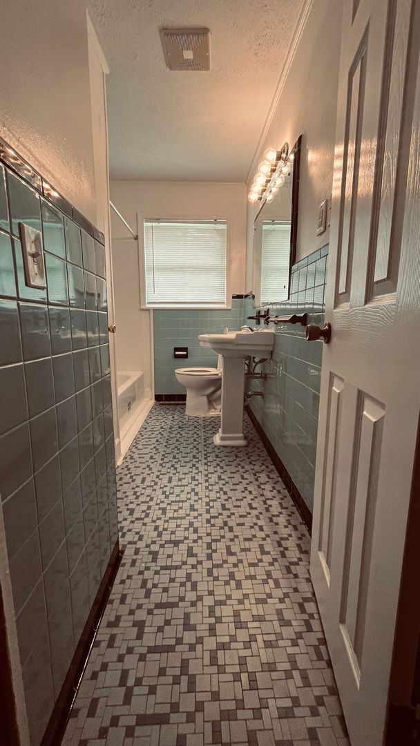 Building Photo - Farmhouse Charm!