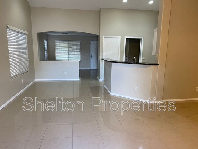 Building Photo - 10834 W Wilshire Dr