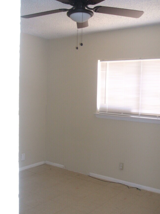 Building Photo - 5920 Mission Sunrise