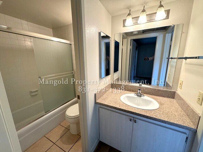 Building Photo - Spacious 1-Bed, 1-Bath Condo Located At Oc...