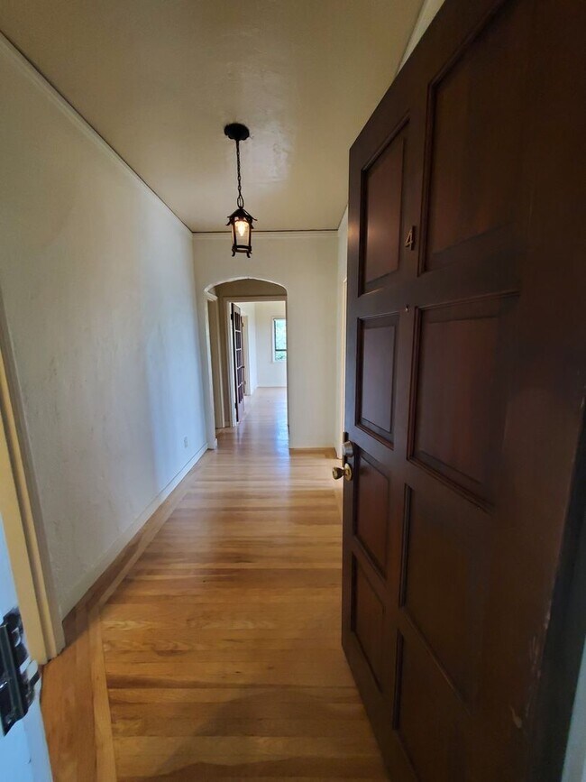 Building Photo - Top Floor Rockridge Two Bedroom Condo with...