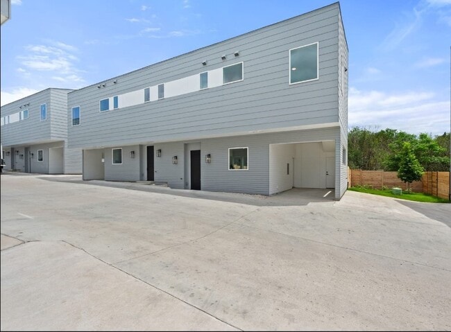 Building Photo - 401 N Bluff Dr