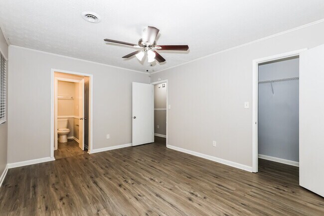 Building Photo - 8450 N Pond Dr