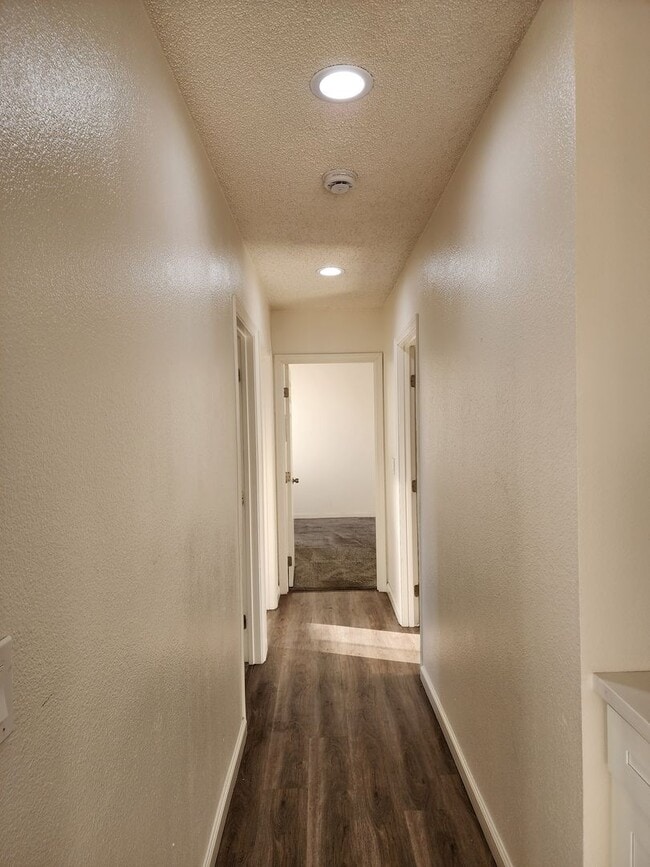 Building Photo - 3 bed, 2 bath