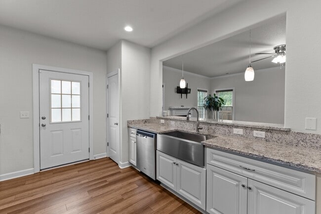 Building Photo - 824 Somb Moore Ways