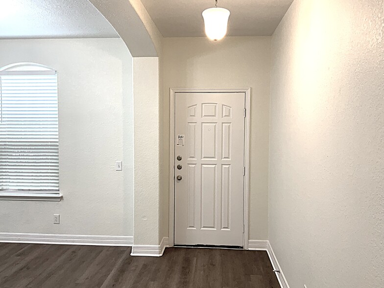 Building Photo - 736 Community Dr