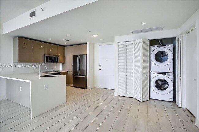 Building Photo - 2000 Metropica Wy