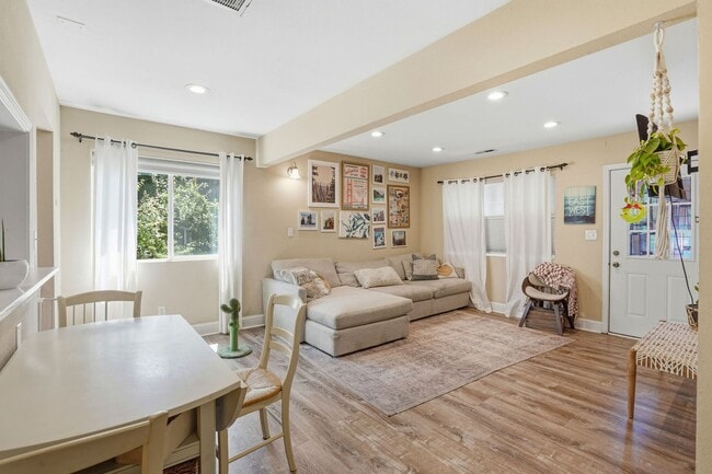 Building Photo - Beautiful Spacious 3-bedroom 2-Bath in Oakland!